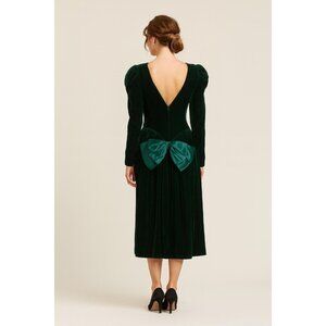 Vintage Women’s Size 8 Green Velvet Dress – Classic Elegant Evening Gown